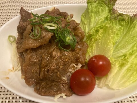 たっぷりキャベツの牛カルビ丼  わさび添え